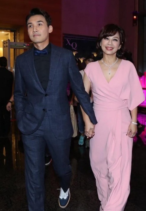 陈松伶穿一身粉嫩成小公主，难怪老公张铎一直紧抓她不放