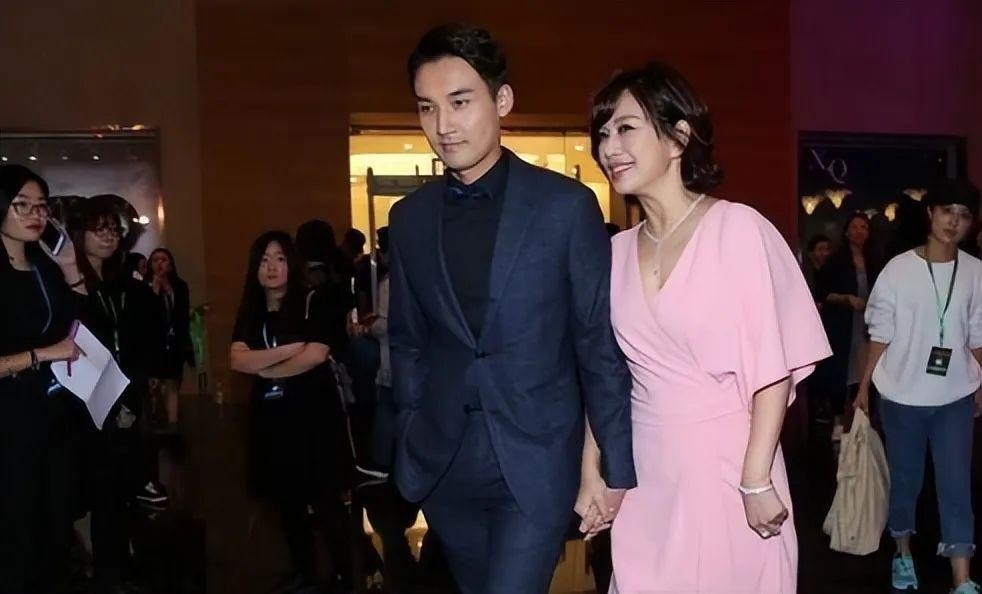 陈松伶穿一身粉嫩成小公主，难怪老公张铎一直紧抓她不放