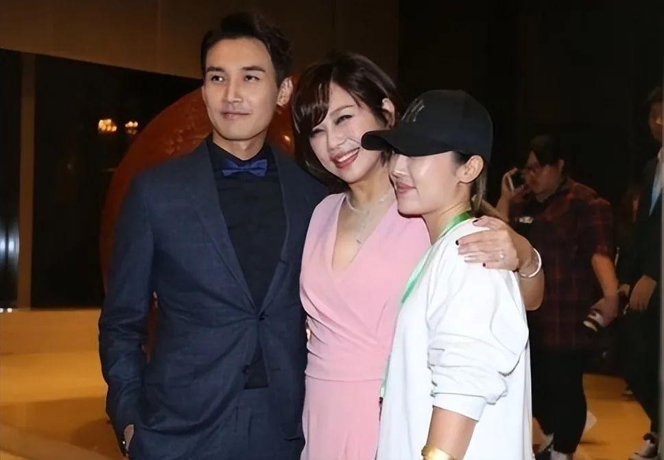 陈松伶穿一身粉嫩成小公主，难怪老公张铎一直紧抓她不放