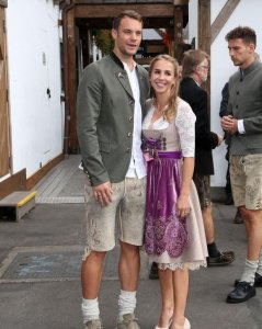 ​德国门将诺伊尔：与美娇妻闹分居，转身就和19岁的美女学生同居