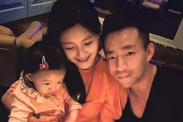 大S和陈建州“勾腿抱”：丈夫不在时候，和前任应该避嫌吗？