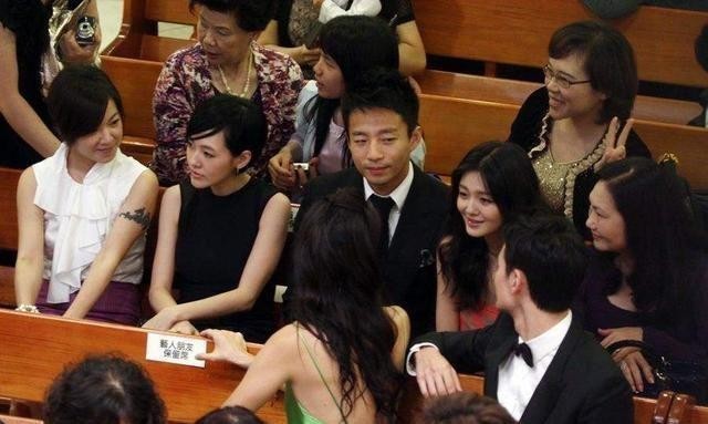 大S和陈建州“勾腿抱”：丈夫不在时候，和前任应该避嫌吗？