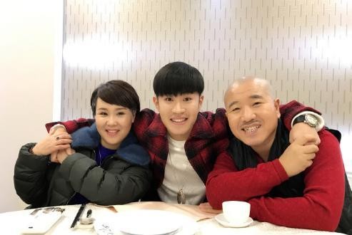 王小利全家出游近照，二婚妻子年轻貌美，儿子帅过亲爹酷似小沈阳