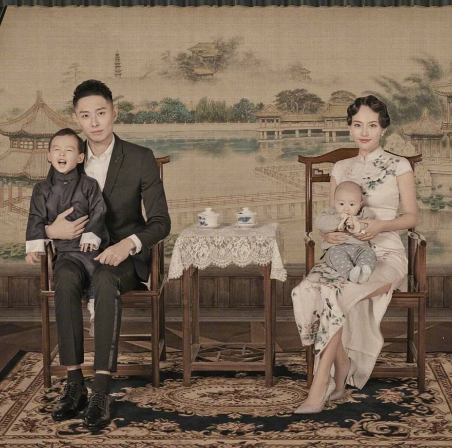 邓超孙俪结婚照片(邓超孙俪幸福的民国风全家福)