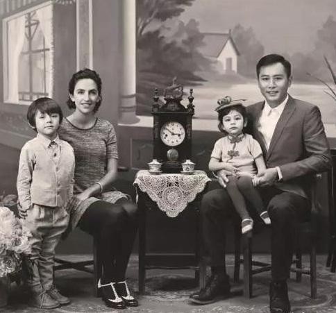 邓超孙俪结婚照片(邓超孙俪幸福的民国风全家福)