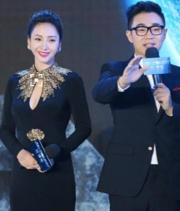 王子文结婚5年从不晒自己的老公，看到他的照片后：这不是大鹏吗