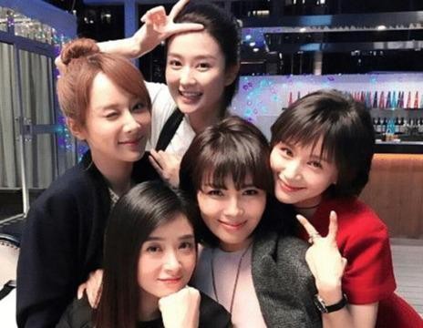 王子文结婚5年从不晒自己的老公，看到他的照片后：这不是大鹏吗