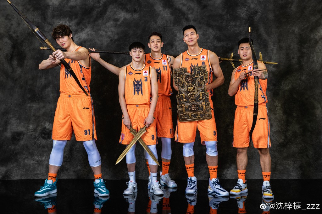 沈梓捷和易建联身高对比图,他女朋友是谁？本文共（1080字）