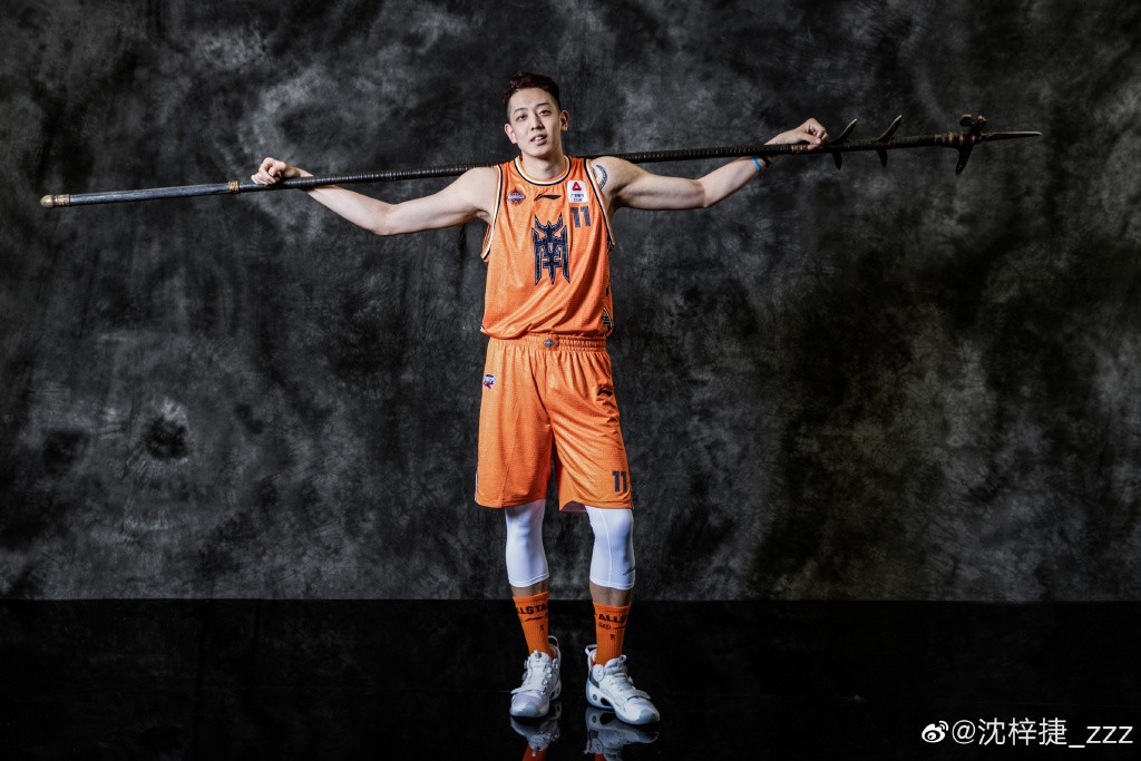 沈梓捷和易建联身高对比图,他女朋友是谁？本文共（1080字）