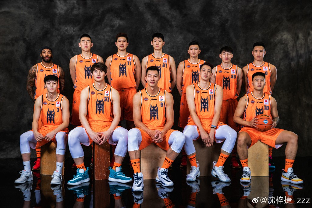 沈梓捷和易建联身高对比图,他女朋友是谁？本文共（1080字）