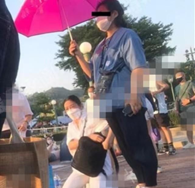 刘德华妻子朱丽倩照片（刘德华妻女现身游乐园）