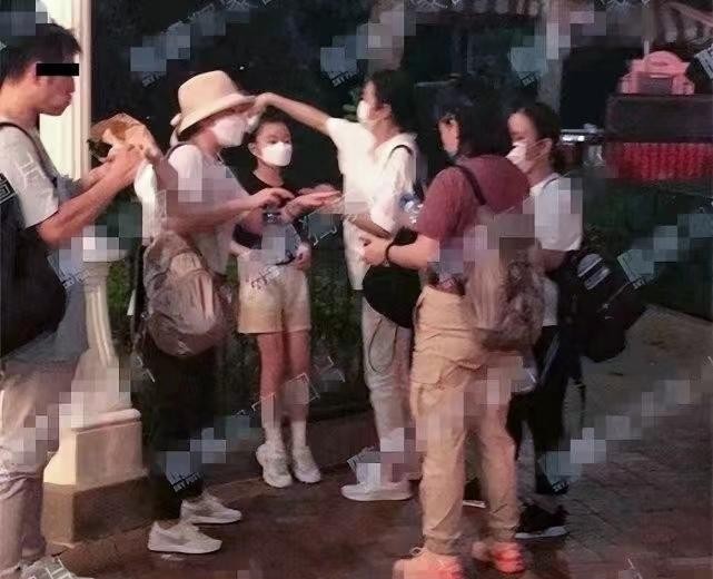 刘德华妻子朱丽倩照片（刘德华妻女现身游乐园）