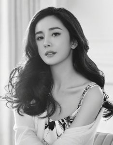 ​刘德华妻子朱丽倩照片（刘德华妻女现身游乐园）