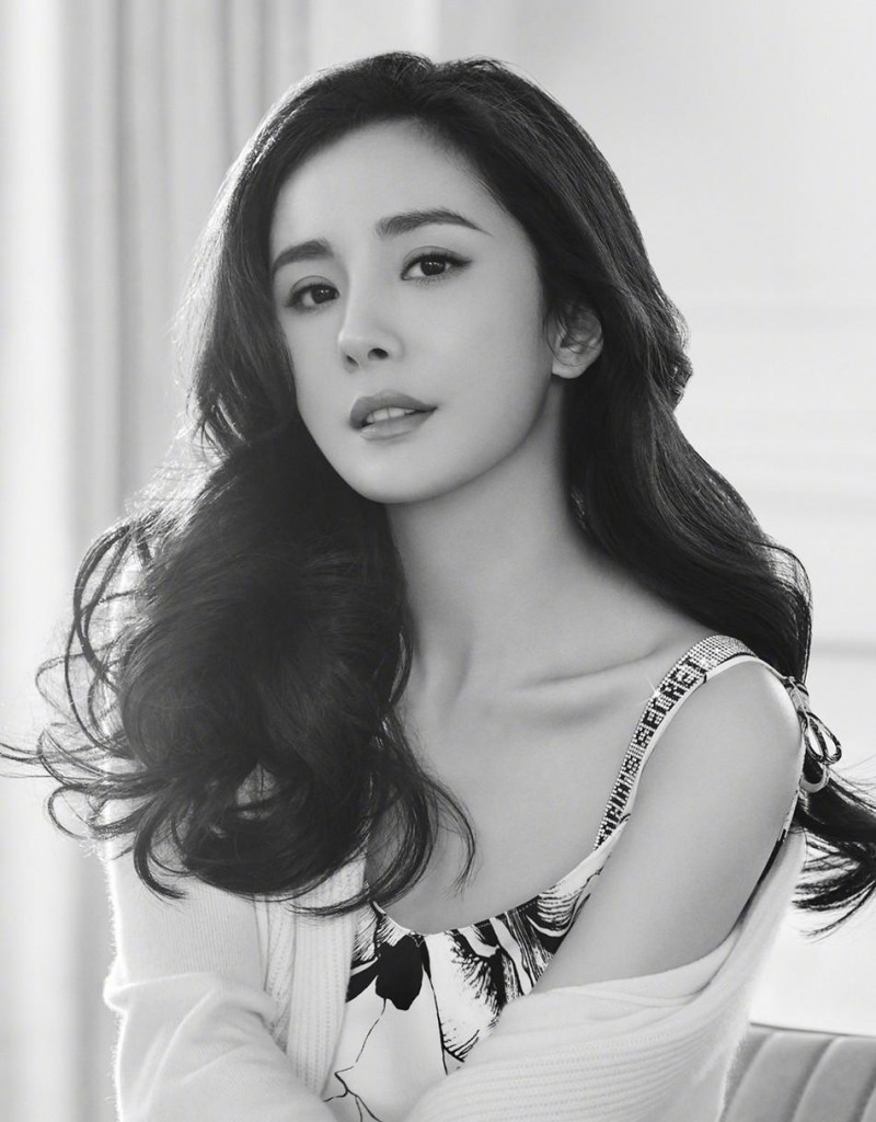 刘德华妻子朱丽倩照片（刘德华妻女现身游乐园）