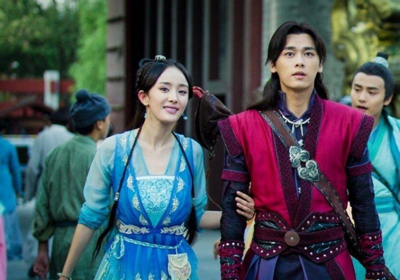 刘德华妻子朱丽倩照片（刘德华妻女现身游乐园）