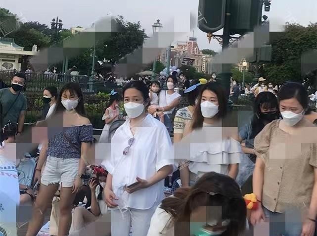 刘德华妻子朱丽倩照片（刘德华妻女现身游乐园）