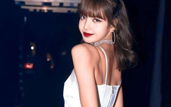 泰国lisa资料身高、家世背景  外国人爸爸是继父