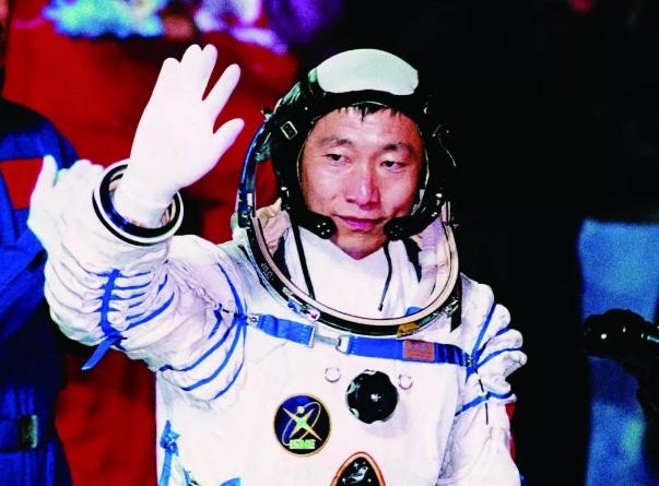 杨利伟出舱受伤照片(骨骼还受到了损伤)(3)_