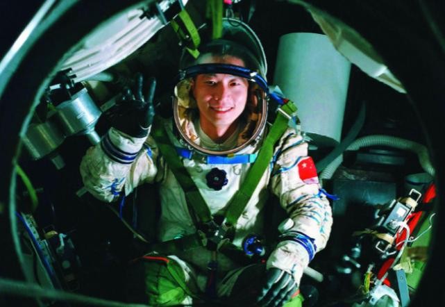 杨利伟出舱受伤照片(骨骼还受到了损伤)(2)_