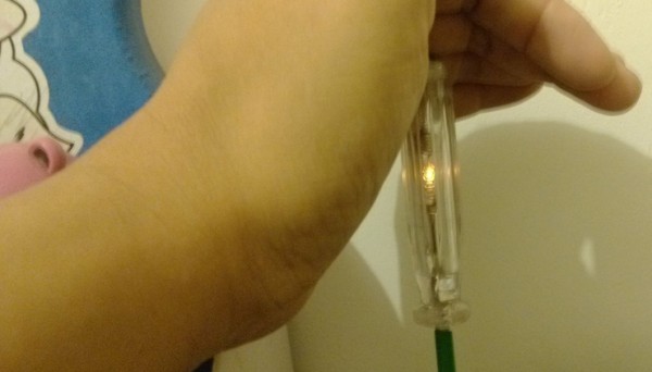 电笔怎么确认有没有电,怎样使用电笔和万用表测量物体是否有电图2