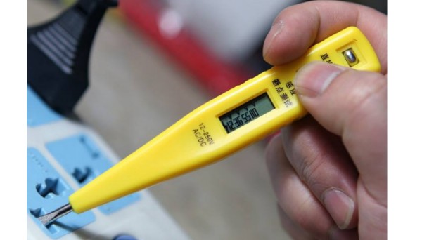 电笔怎么确认有没有电,怎样使用电笔和万用表测量物体是否有电图4