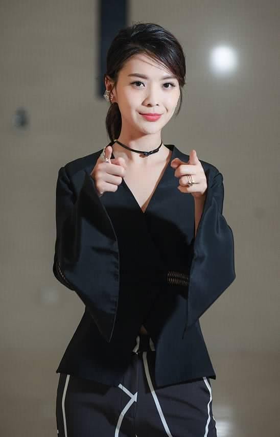 栗坤个人资料写真作品