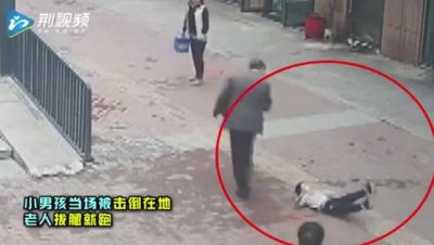 ​男童劝老人反被打，网友痛批：逃票打人还不认账，底线何在？