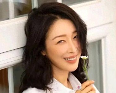 ​《孙悦近况：从舞台暂别到暖心回归，风采依旧》