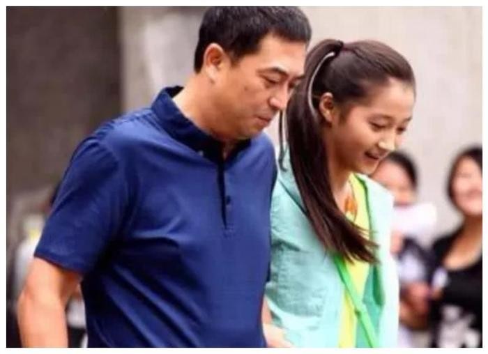 张嘉译的四个女儿，其中三个都已混成一线，唯独她消失在娱乐圈！