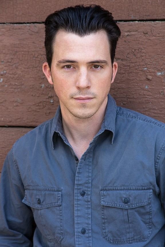 尼古拉斯·唐斯个人资料写真作品