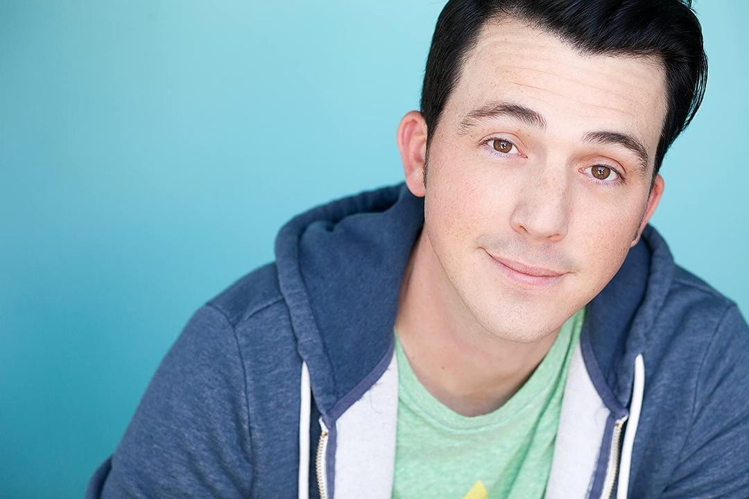 尼古拉斯·唐斯个人资料写真作品