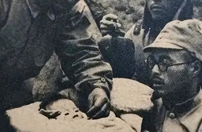 ​罕见老照片：鬼子割下妇女乳房喂孩子，女八路发怒咬断鬼子下体