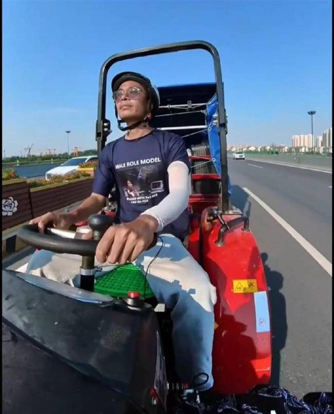 网暴何时休?!驾拖拉机进藏网红因不堪网暴自杀