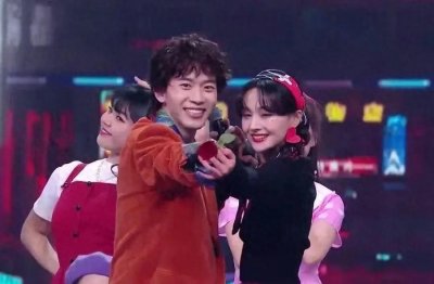 ​郑爽甜蜜唱《心恋》，唱红这歌的徐小凤与邓丽君齐名却71岁未婚