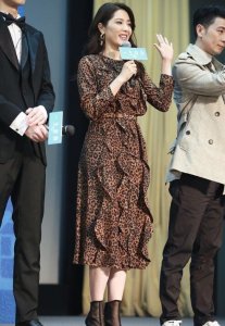 ​43岁曾黎依旧美艳 身材纤瘦高挑气质超好