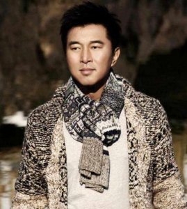 ​27岁一曲爆红的满文军，40岁与妻子双双入狱，如今51岁现状如何