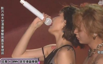 ​泫雅与男友台上接吻 动作大胆一口咬住男方双唇