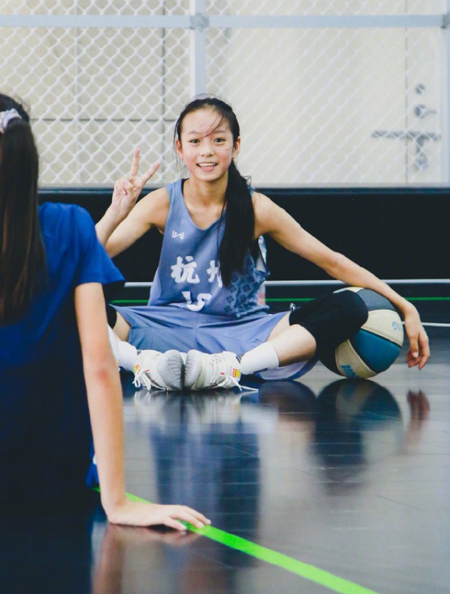 小姑娘真棒!狂飙里的小黄瑶拿了篮球联赛冠军