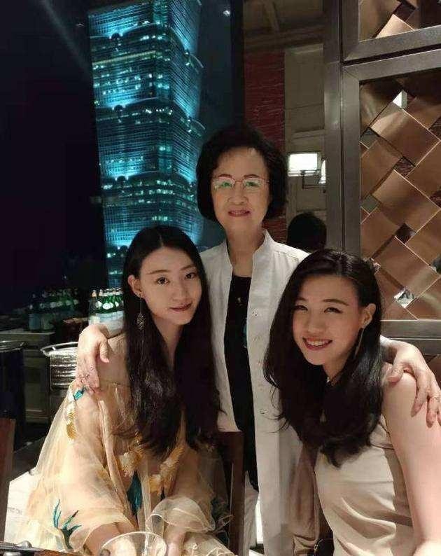 81岁琼瑶近照曝光精神抖擞,两孙女颜值超明星