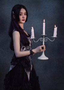 ​赵丽颖晒暗黑系写真 穿蕾丝裙气质魅惑妖艳