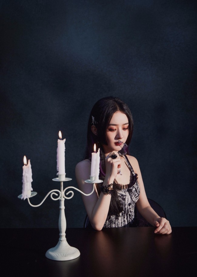 赵丽颖晒暗黑系写真 穿蕾丝裙气质魅惑妖艳