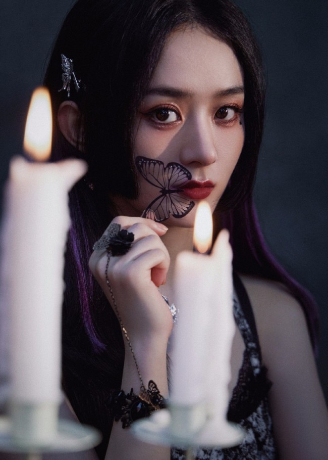 赵丽颖晒暗黑系写真 穿蕾丝裙气质魅惑妖艳