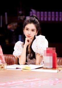 ​33岁杨颖半扎发青春活力 穿白裙甜笑似公主