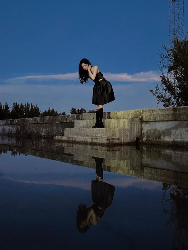 周洁琼穿抹胸配短裙秀蛮腰 披卷发眼神魅惑