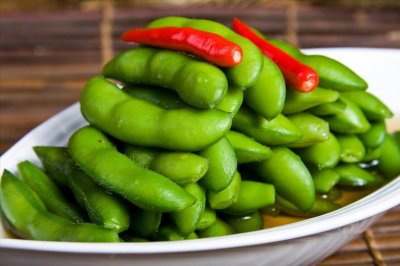 ​水煮毛豆，直接下锅可不行，难怪不入味还发黄，大厨教你3个诀窍