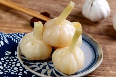 ​新蒜下来了，教你在家腌糖蒜，谨记1个窍门，糖蒜不辛辣更爽脆