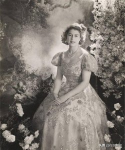 ​年轻时的英国女王真的腰细吗？看完这组绝版老照片，你就知道了
