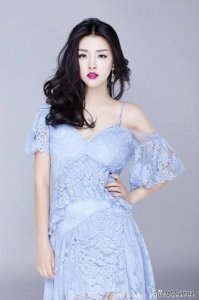 ​世界小姐高贵优雅，尽显女神气质，魔鬼身材凹凸有致大长腿更耀眼