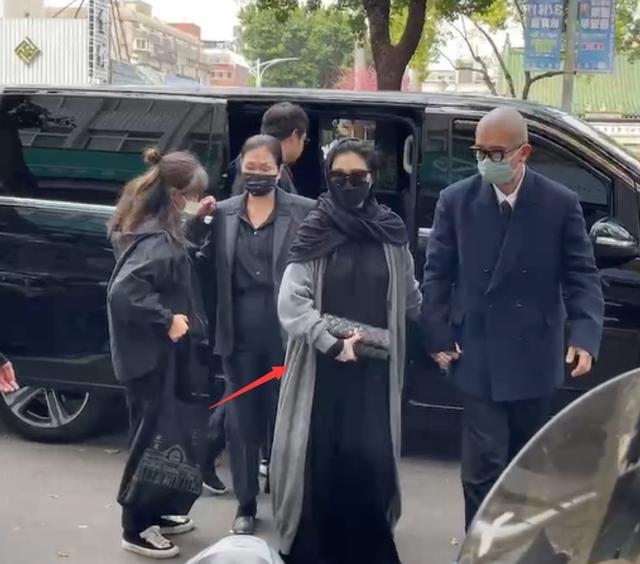 大S透视裙子还是前夫汪小菲买的?! 网友吐槽具俊晔太抠门