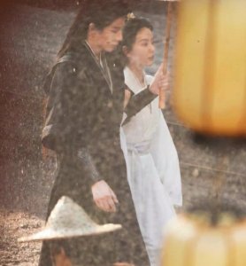 ​刘诗诗刘宇宁新剧搭肩撑伞路透 一念关山公开海报